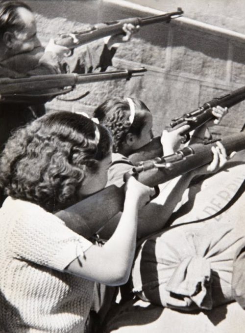 Солдаты и женщины, сражающиеся во время осады Алькасара в Толедо. 1936 г.