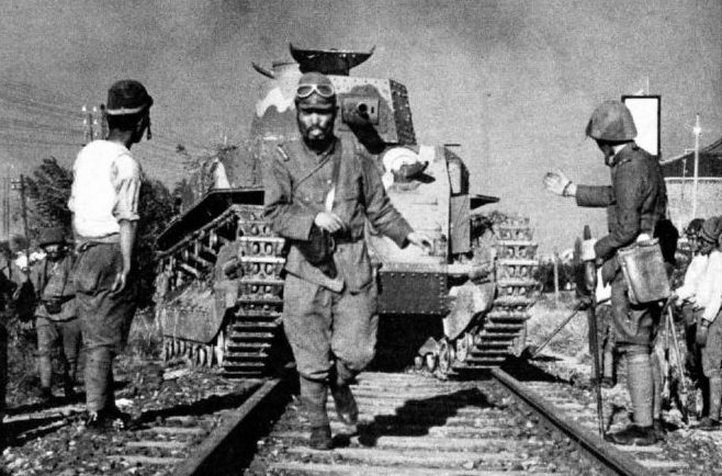 Японские солдаты помогают проехать танку «Йи-Го» Тип 89 по полотну железной дороги Шанхай - Нанкин. 1937 г. 