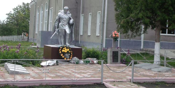 п. Войтовцы Волочисского р-на. Братская могила советских воинов, погибших в годы войны. 