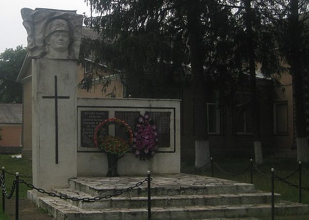 с. Завалье Каменец-Подольского р-на. Памятник, установленный в честь воинов-односельчан.