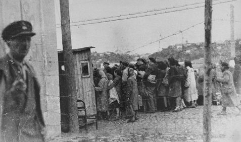 Еврейские женщины возвращаются в Ковенское гетто после принудительных работ на улице. 1942 г.
