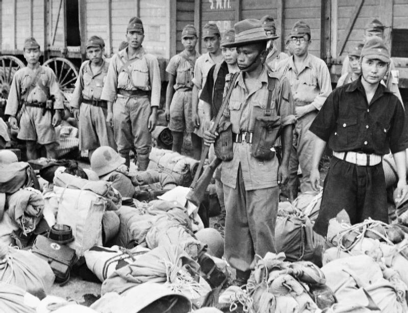 Солдат охраняет японских военнопленных на пути в лагеря Бангкока. Сентябрь 1945 г.