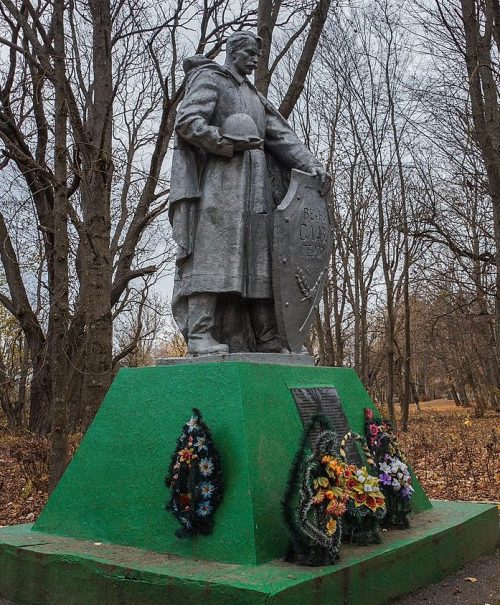 с. Белецкое Полонского р-на. Памятник, установленный на братской могиле советских воинов.