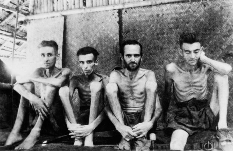 Австралийские и нидерландские пленные в японском лагере военнопленных Тарсау в Таиланде. 1943 г. 