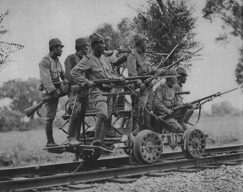 Группа японских пехотинцев на дрезине. 1937 г. 