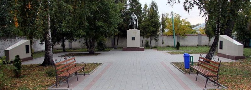 г. Волочиск. Мемориал, установленный на братской могиле, в которой похоронено 102 советских воина, в т.ч. 32 неизвестных.