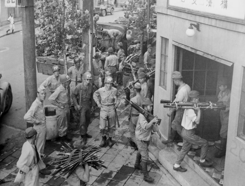 Японские военнопленные переносят оружие. Сентябрь 1945 г. 
