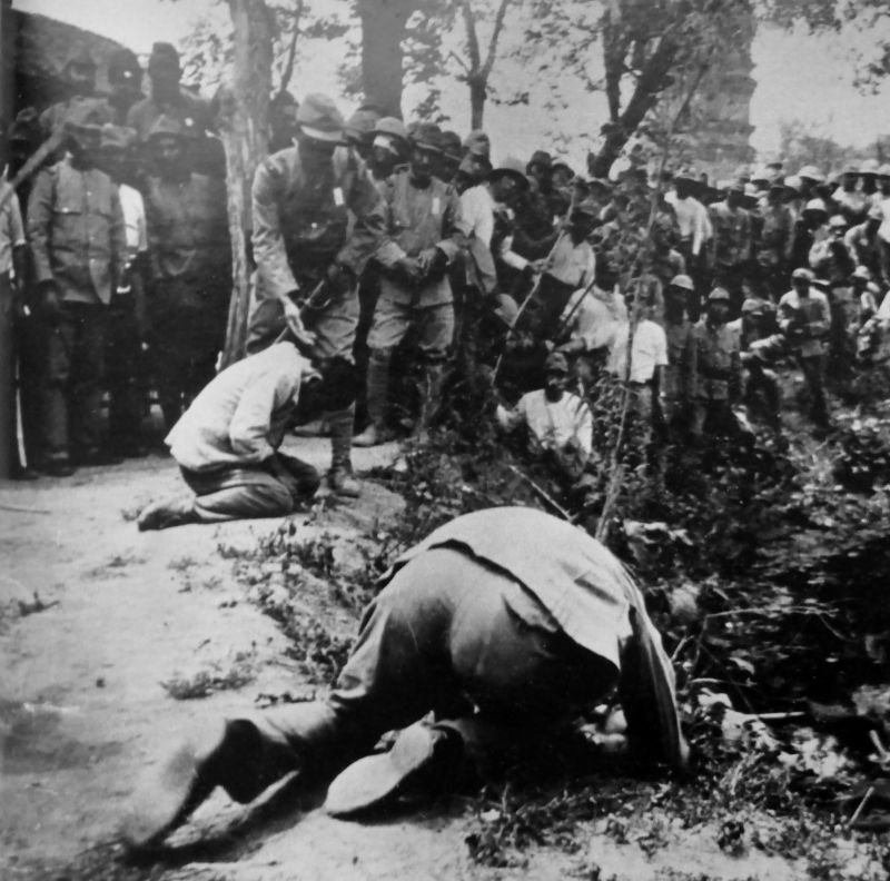Японские военнослужащие казнят китайцев в Нанкине. 1937 г. 