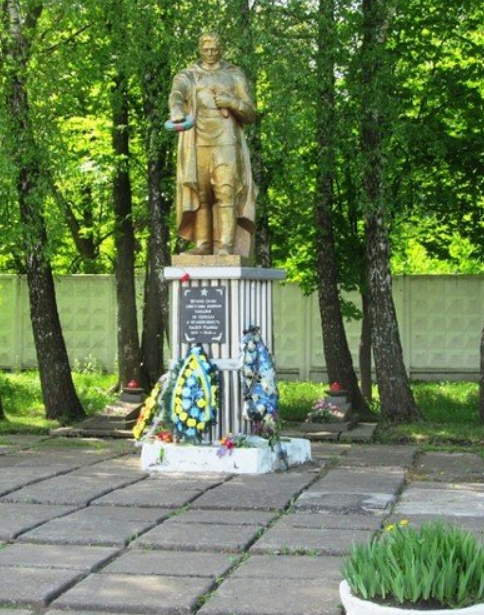 г. Хмельницкий. Братская могила советских воинов.