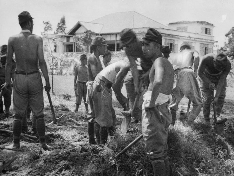 Японские солдаты убирают улицы Сингапура под наблюдением своих офицеров. Сентябрь 1945 г.