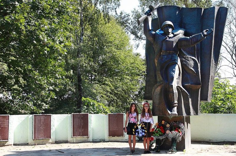 с. Микулин Полонского р-на. Памятник в честь воинов односельчан, погибших в годы войны.