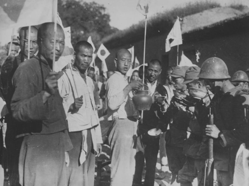 Китайские коллаборационисты угощают чаем японских солдат. 1937 г. 