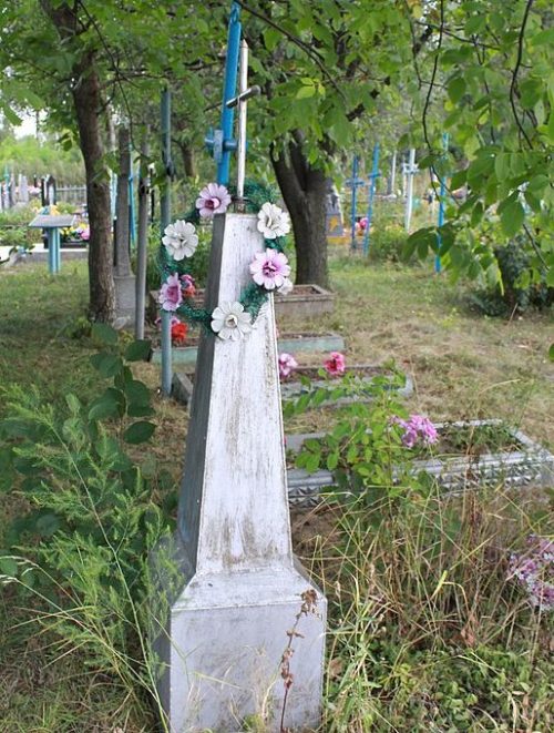с. Лесные Гриновцы Хмельницкого р-на. Братская могила советских воинов на сельском кладбище.