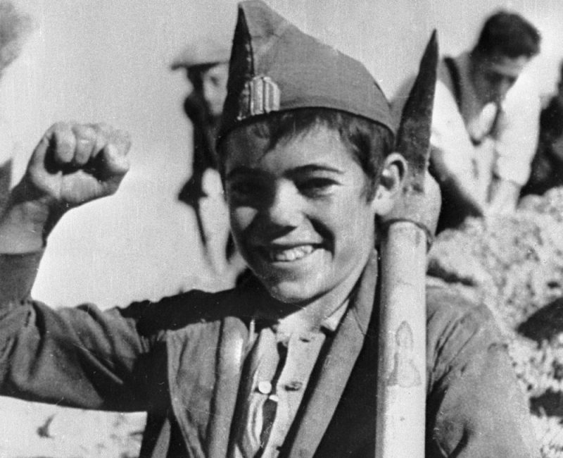 Юный испанец - противник режима Франко. 1936 г.