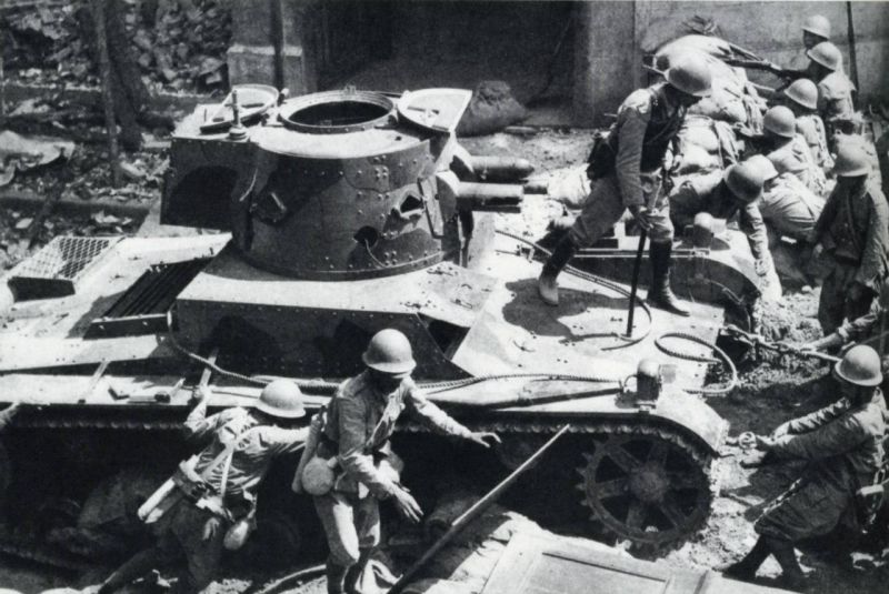 Японцы буксируют подбитый китайский танк Vickers Armstrong 6-ton с поля боя. 1937 г. 