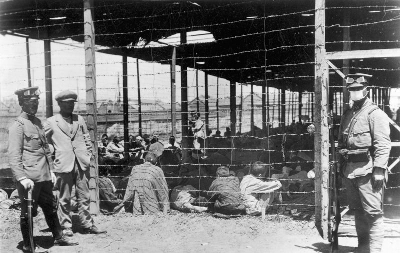 Японские военнослужащие у изолятора для больных китайских заключенных. 1937 г.