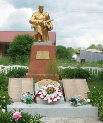 г. Волочиск. Памятник, установленный на братской могиле, в которой похоронено 145 советских воинов в т. ч. 35 неизвестных. 