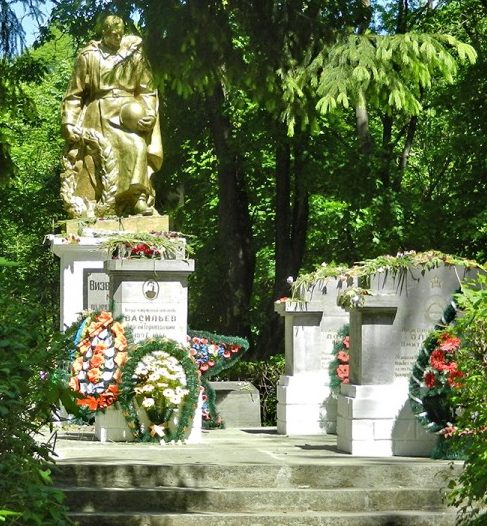 г. Каменец-Подольский. Памятник, по улице Шевченко, установленный на братской могиле, в которой похоронено 5 советских воинов, погибших 24 апреля 1944 г. 