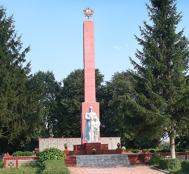 г. Полонное. Памятник погибшим горожанам и братская могила советских воинов.