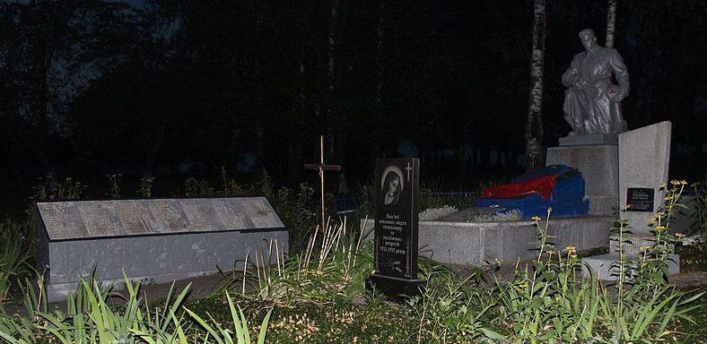с. Вочковцы Волочисского р-на. Мемориал, установленный на братской могиле советских воинов и памятный знак в честь односельчан.