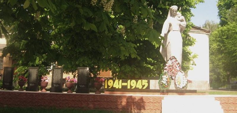 с. Малиничи Хмельницкого р-на. Памятник, установленный на братской могиле советских воинов.