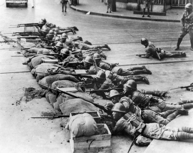 Японские солдаты на улице китайского города Хайкоу. 1937 г.