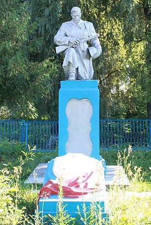 с. Гарнишевка Волочисского р-на. Памятник, установленный в честь воинов-односельчан, погибших в годы войны.