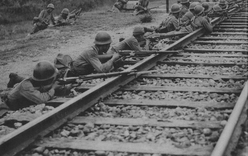 Японские солдаты охраняют участок железной дороги на Пекин. 1937 г. 