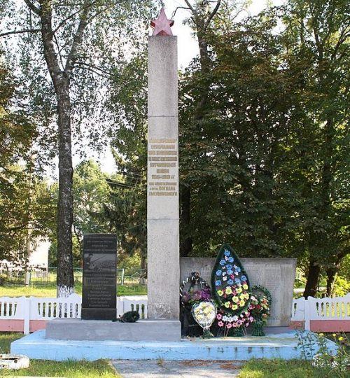 с. Глядки Волочисского р-на. Памятник, установленный в честь земляков, погибших в годы войны.