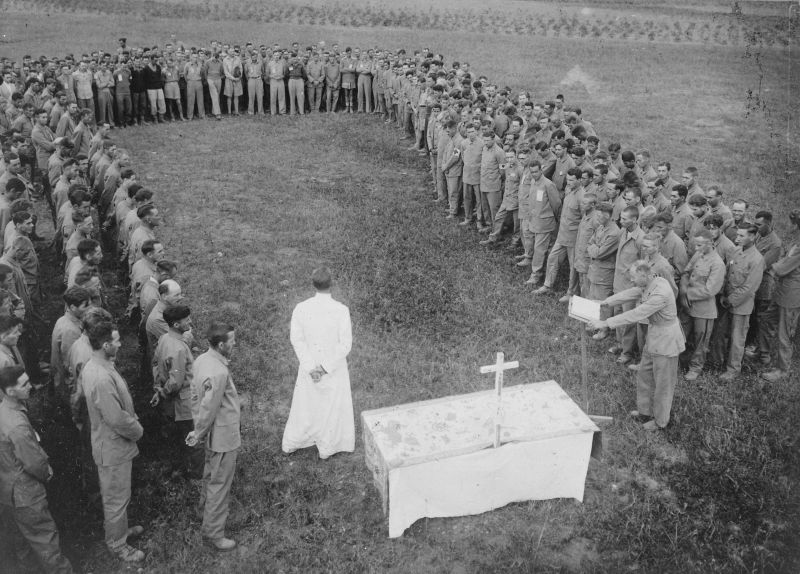 Американские пленные во время молитвы в лагере Такао на Тайване. 1944 г. 