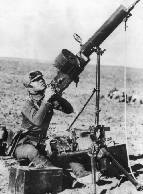 Китайский солдат у зенитного пулемета Тип 24. 1937 г.