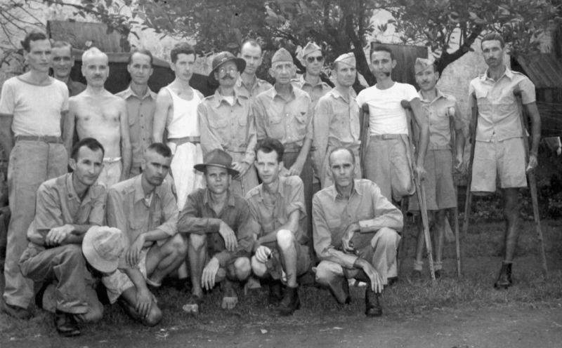 Группа пленных американских офицеров после освобождения из лагеря Билибид в Маниле. Февраль 1945 г. 