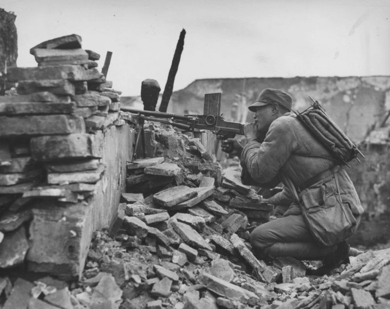 Китайский солдат на руинах города с пулеметом ZB. vz. 26.
