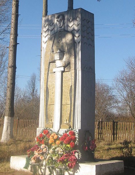 с. Деленти Волочисского р-на. Памятник, установленный в честь воинов-односельчан, погибших в годы войны. 
