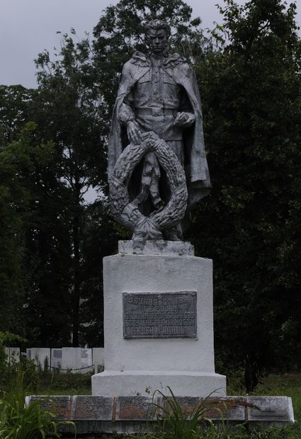 с. Берездов Славутского р-на. Памятник неизвестному воину.