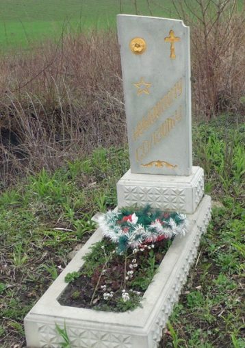 с. Дзеленцы Волочисского р-на. Могила неизвестного воина, погибшего в бою за село. 