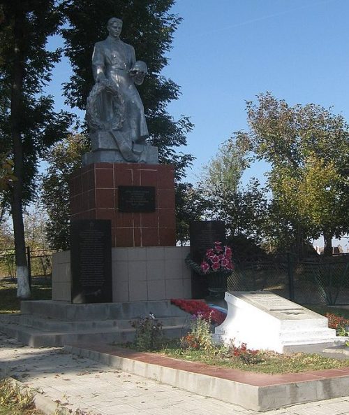 с. Мацьковцы Хмельницкого р-на. Братская могила воинов, погибших при освобождении села.