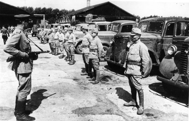 Принятие капитуляции советскими войсками на японских складах. г. Фусинь, Китай. Сентябрь, 1945 г.