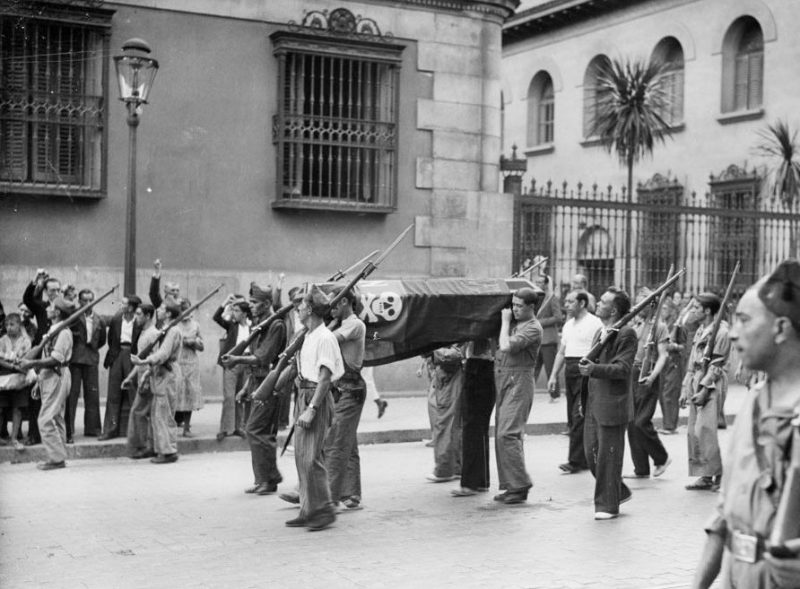 Почетный караул республиканцев на похоронах женщины - бойца народного ополчения. Мадрид. 1936 г.