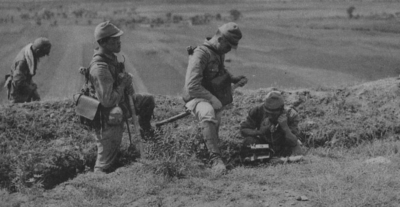 Японские связисты роют окопы в Китае. 1937 г. 