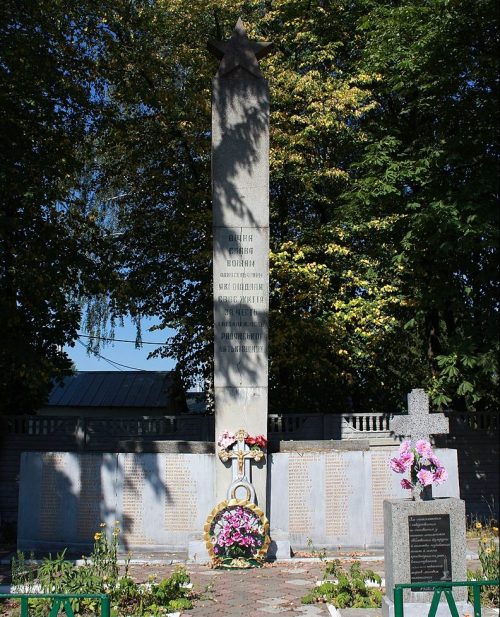 с. Завалийки Волочисского р-на. Памятник, установленный на братской могиле советских воинов.