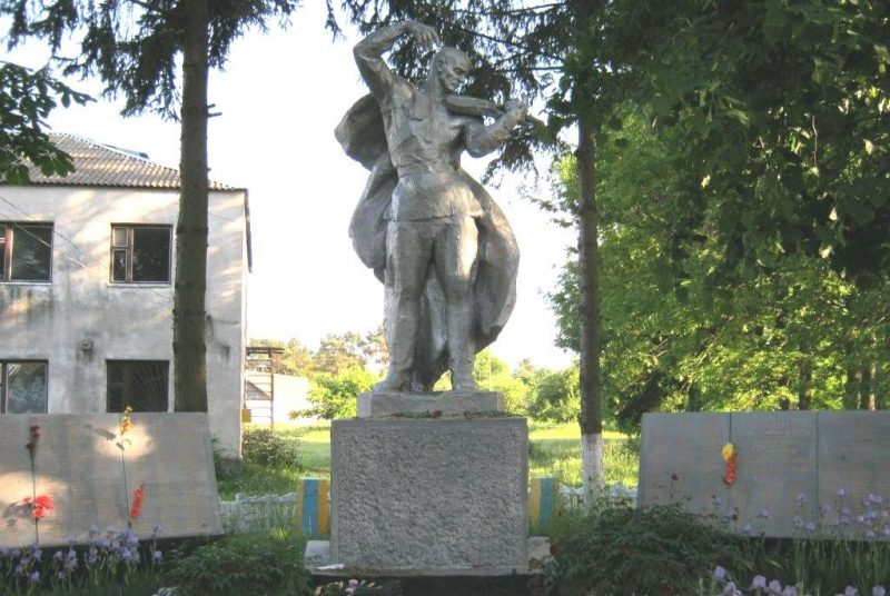 с. Лисиче Славутского р-на. Памятник, установленный в честь воинов-односельчан.