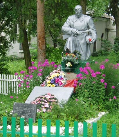 с. Моломолинцы Хмельницкого р-на. Памятник, установленный на братской могиле воинов, погибших при освобождении села. 
