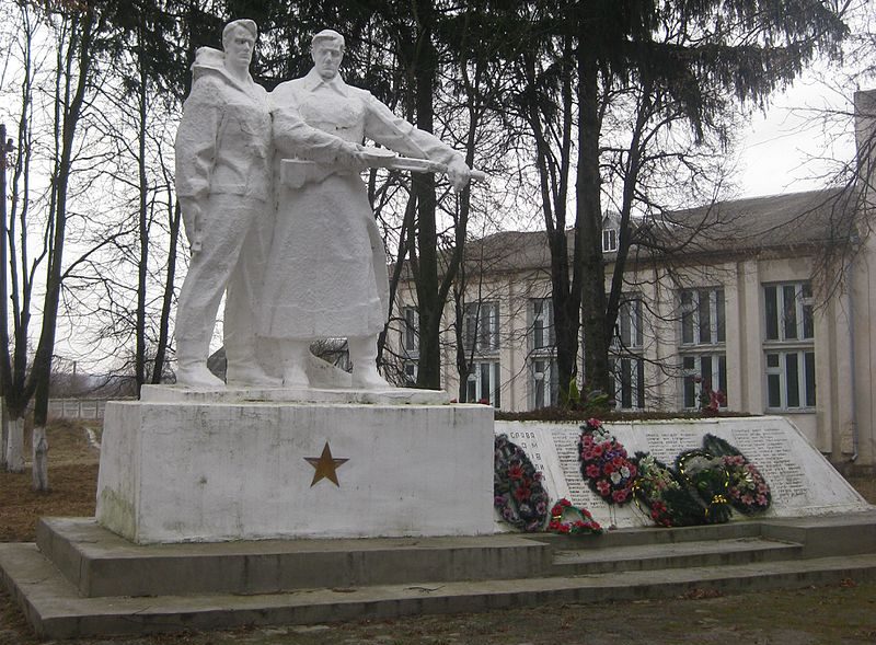 с. Николаев Хмельницкого р-на. Памятник, установленный на братской могиле советских воинов.