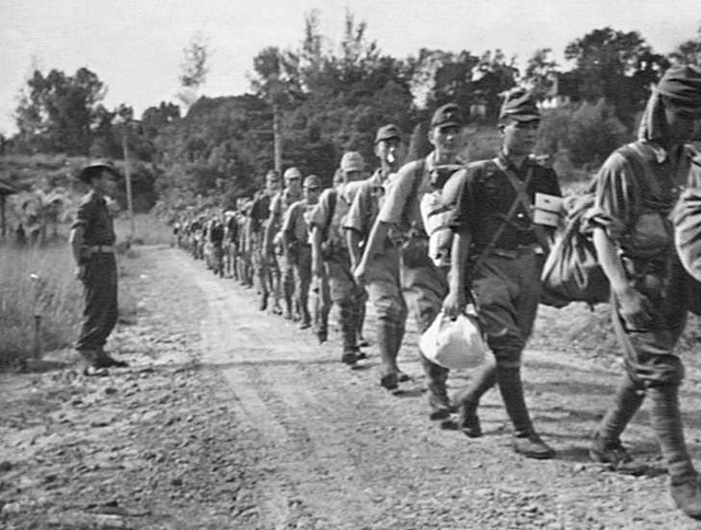 Конвоирование японских военнопленных. Октябрь 1945 г. 