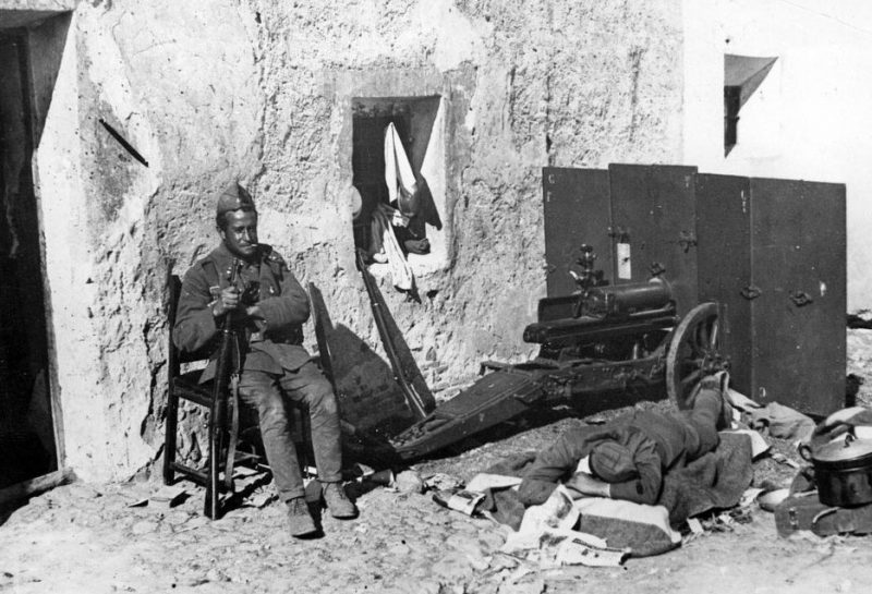 Солдаты-франкисты отдыхают в минуты затишья. 1936 г.