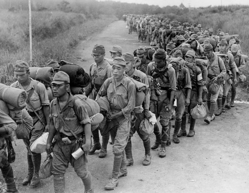 Колонна японских военнопленных в Северной Малайе. Ноябрь 1945 г. 