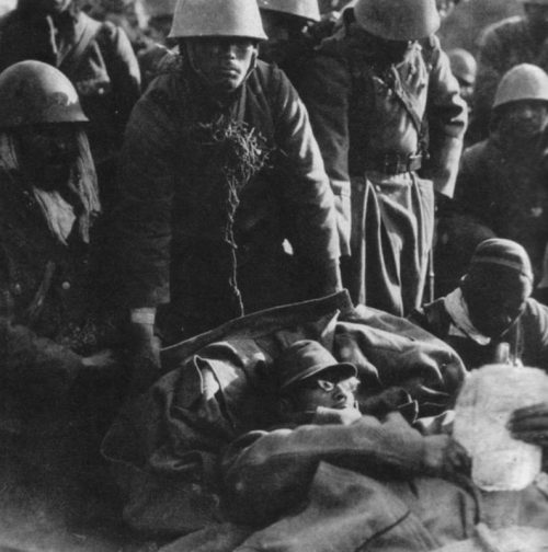 Японский офицер и солдаты на отдыхе в перерыве между боями в Пекине.1937 г.