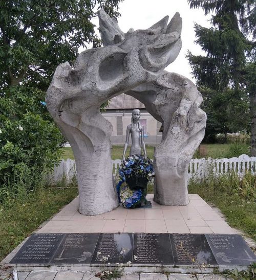 с. Каневка Волочисского р-на. Памятник, установленный в 1986 году в память о сожженной деревне.