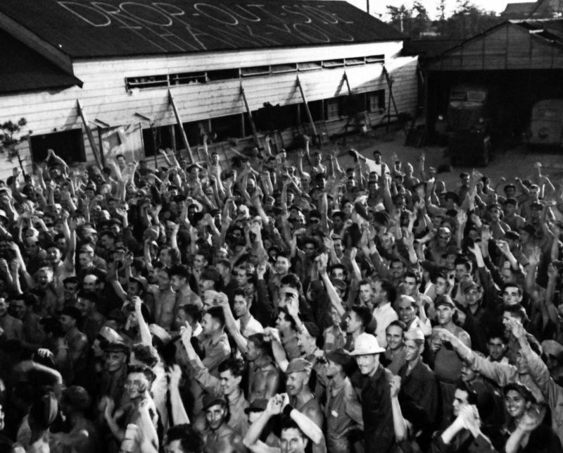 Военнопленные союзники в лагере Омори приветствуют освободителей. Август 1945 г.